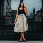 How to style the long skirt casually in spring and summer?