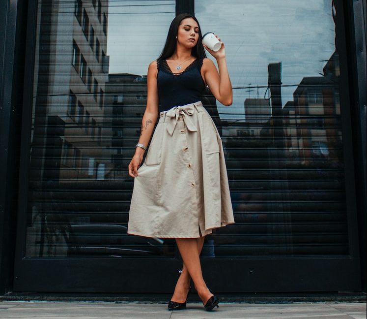 How to style the long skirt casually in spring and summer?